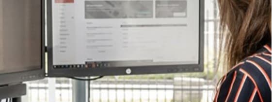 Banner_commercieel-medewerker-binnendienst (1) Commercieel medewerker aan het werk